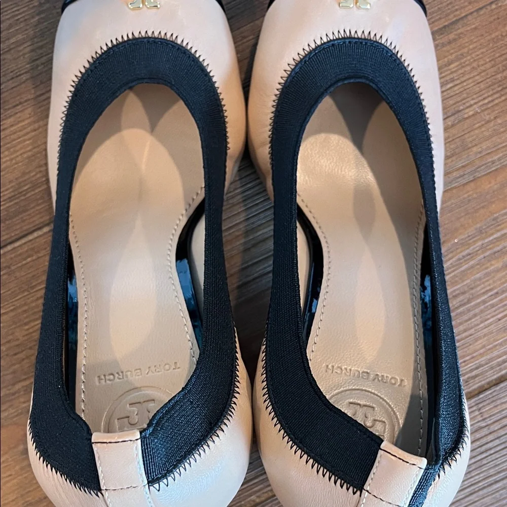 Tory Burch Jolie 75MM Pump Classic Sheep Soft Patent Tory Beige/ Black - Picture 8 of 16